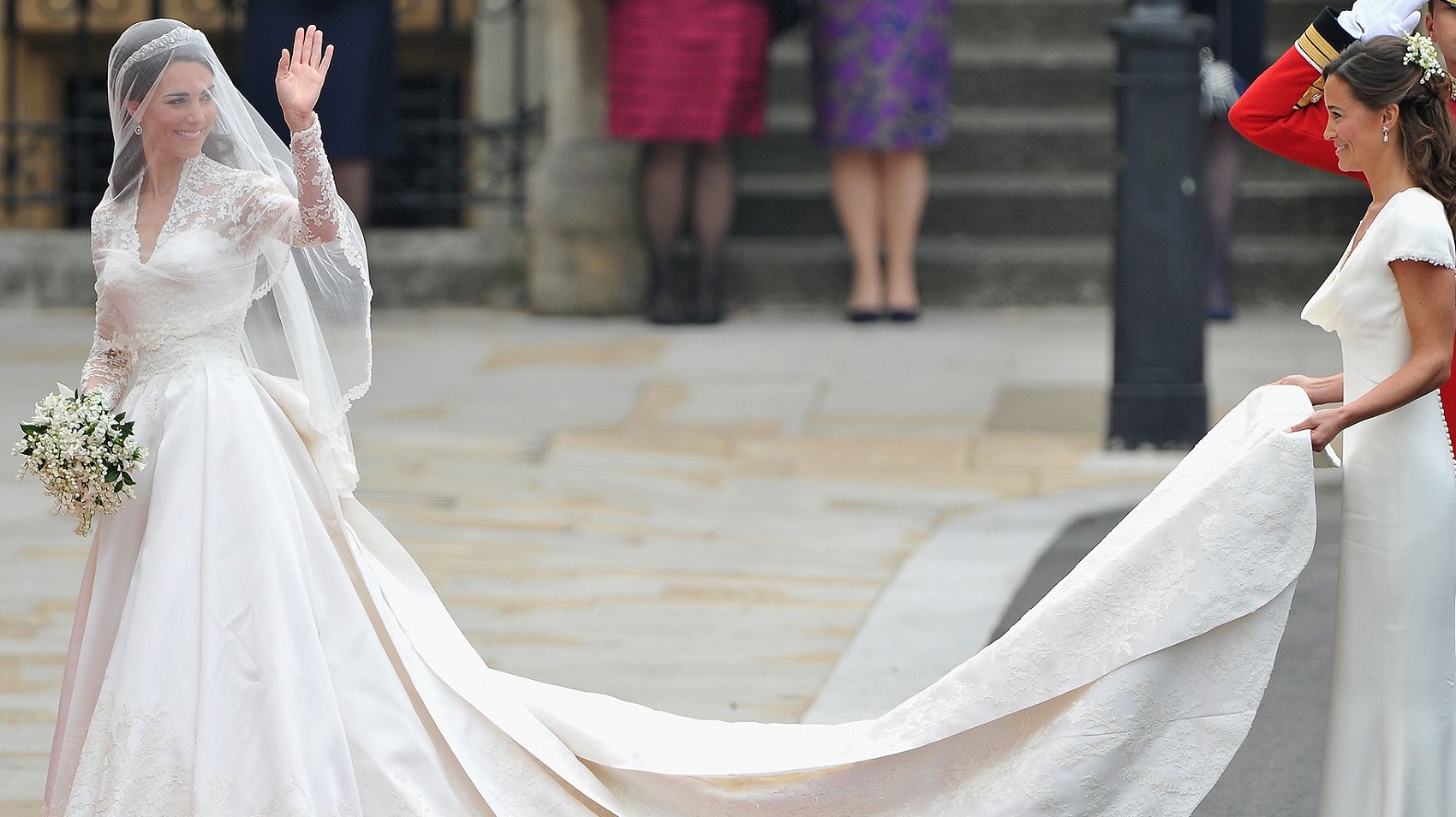 La falda de plumas que unió a novias y diseñadoras de moda - Foto 1